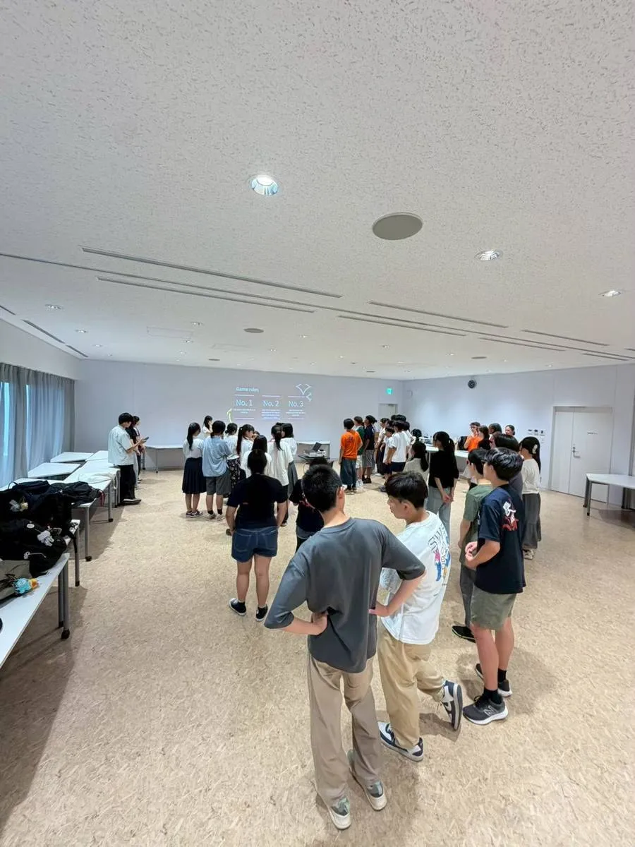 輪になって交流する参加者たち