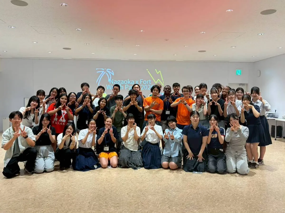国際交流イベントに参加した高校生たちの集合写真